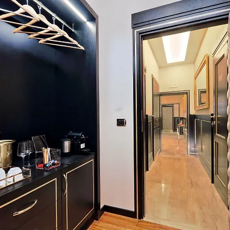 Spanish Diamond Luxury Suites & Jacuzzi-2